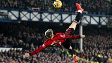 LIVERPOOL, ENGLAND - NOVEMBER 26: Alejandro Garnacho of Manchester United scores the team's first goal the Premier League match between Everton FC and Manchester United at Goodison Park on November 26, 2023 in Liverpool, England.
