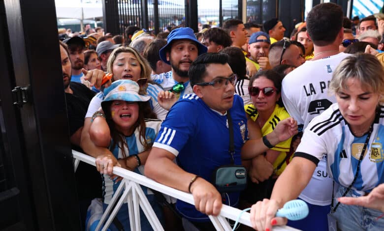 MIAMI GARDENS, FLORIDA - JULY 14: Large crowds of fans try to enter the stadium amid disturbances prior to the CONMEBOL Copa America 2024 Final match between Argentina and Colombia at Hard Rock Stadium on July 14, 2024 in Miami Gardens, Florida.
