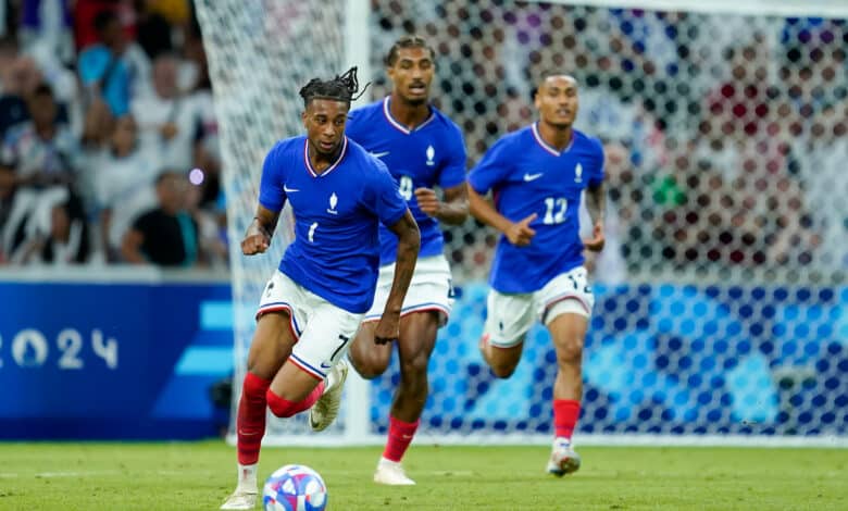 MARSEILLE, FRANCE - JULY 24: Michael Olise #7 of France goes forward with the ball during the Men's group A match between France and United States during the Olympic Games Paris 2024 at Stade de Marseille on July 24, 2024 in Marseille, France.