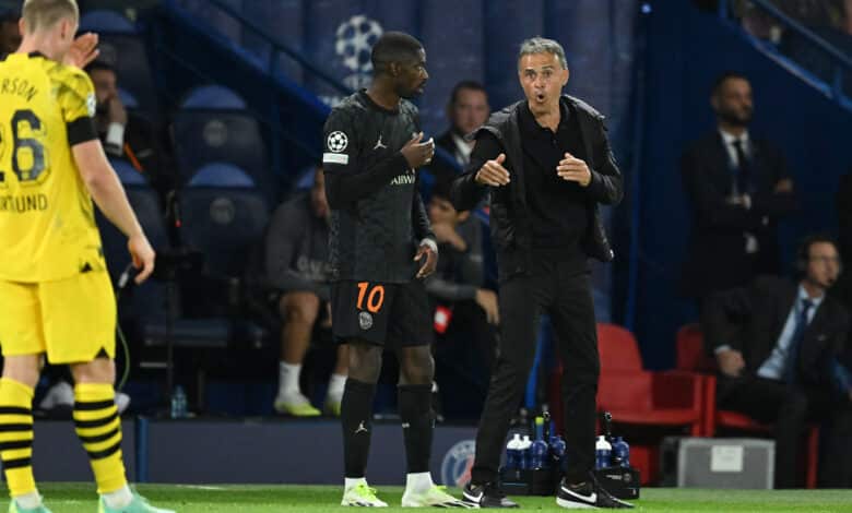 Coach Luis Enrique of PSG reacts with Ousmane Dembélé during the UEFA Champions League match