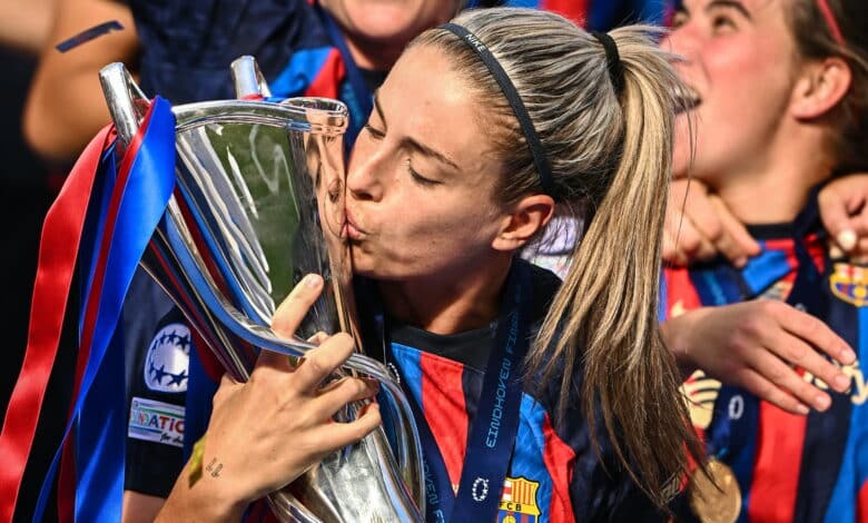 Alexia Putellas of FC Barcelona kisses the trophy after her side's victory in the UEFA Women's Champions League Final 2022/23 final match between FC Barcelona and Vfl Wolfsburg in the PSV Stadion on June 3, 2023 in Eindhoven, Netherlands.