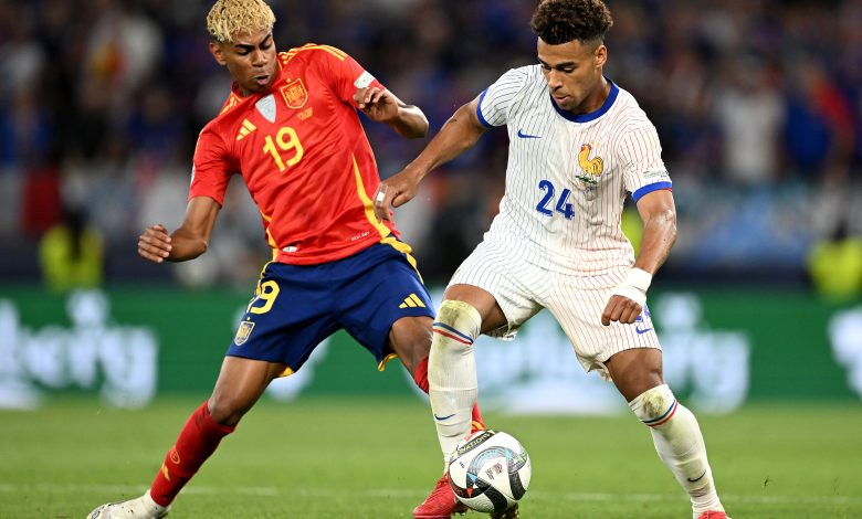 STUTTGART, GERMANY - JUNE 05: Desire Doue of France is challenged by Lamine Yamal of Spain during the UEFA Nations League 2025 semifinal match between Spain and France at Stuttgart Arena on June 05, 2025 in Stuttgart, Germany
