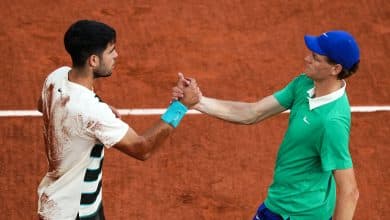 US Open - TOPSHOT - Spain's Carlos Alcaraz (L) shakes hands with Italy's Jannik Sinner after winning the men's singles final match on day 15 of the French Open tennis tournament on Court Philippe-Chatrier at the Roland-Garros Complex in Paris on June 8, 2025. (Photo by Dimitar DILKOFF / AFP)