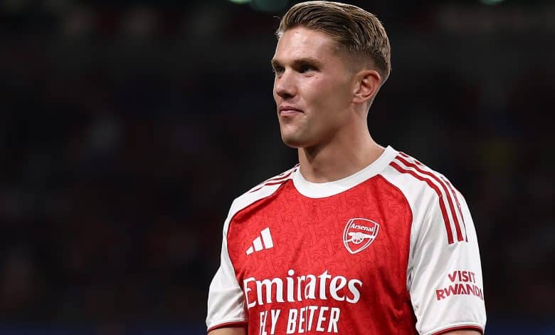 SINGAPORE, SINGAPORE - JULY 27: Viktor Gyokeres of Arsenal applauds supporters prior to the Pre-Season Friendly match between Arsenal FC and Newcastle United at National Stadium on July 27, 2025 in Singapore.