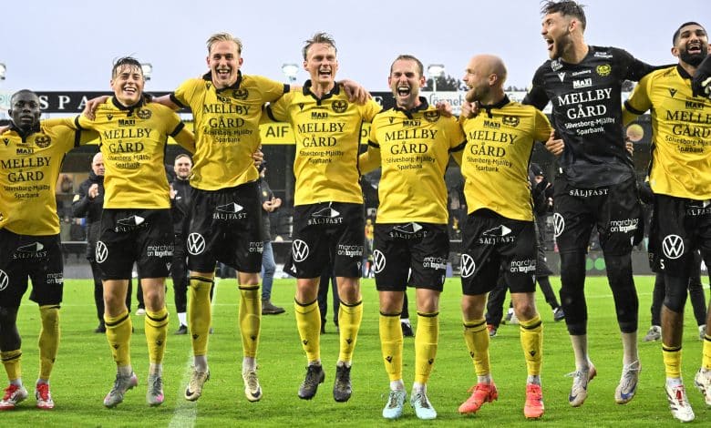 Mjallby AIF's players celebrate their victory after the Swedish football championship (Allsvenskan) football match between Mjallby AIF and IF Elfsborg at Strandvallen in Hallevik, near Mjallby, on October 4, 2025. 'I'm keeping the idea, I don't even dare to think about it': with four days left in the championship, Mjällby AIF coach Anders Torstensson wants to keep a cool head as his club could become Swedish football champions. (Photo by Johan NILSSON / TT NEWS AGENCY / AFP) / Sweden OUT