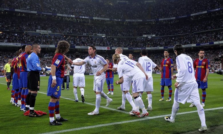 El Clasico - MADRID, SPAIN - MAY 07: Barcelona players form a guard of honour for La Liga champions Real Madrid before the start of the La Liga match between Real Madrid and Barcelona at the Santiago Bernabeu stadium on May 7, 2008 in Madrid, Spain.